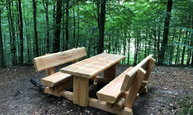Neue Rastplatzgarnituren für den Naturpark Hüttener Berge