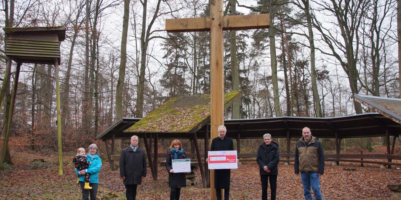 Neues Holzkreuz für die Waldkapelle bei Hering