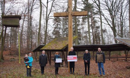Neues Holzkreuz für die Waldkapelle bei Hering