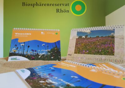 Wiesenglück fürs ganze Jahr: Postkartenkalender des EU-LIFEProjekts „Rhöner Bergwiesen“