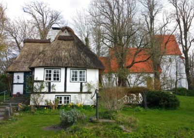 Ficherhaus mit Kirche in Sieseby