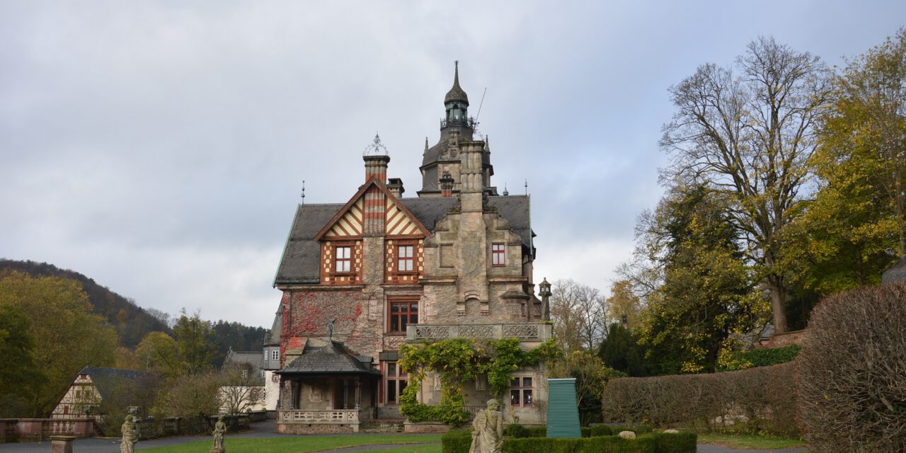 Um das Schloss und durch den Park Ramholz