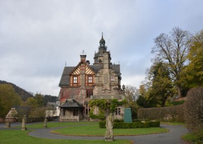 Um das Schloss und durch den Park Ramholz