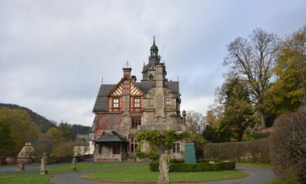 Um das Schloss und durch den Park Ramholz